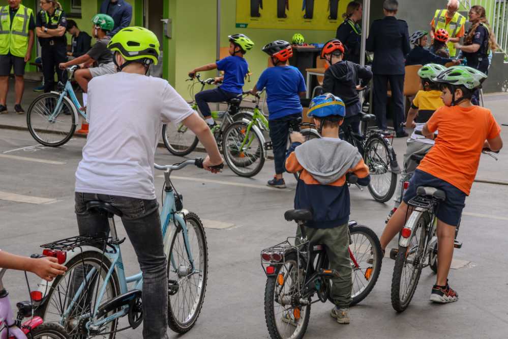 Kinder üben das Fahrradfahren in der Jugendverkehrsschule