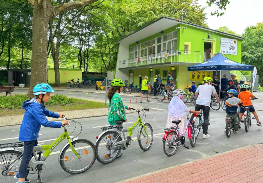 Kinder üben das Fahrradfahren in der Jugendverkehrsschule