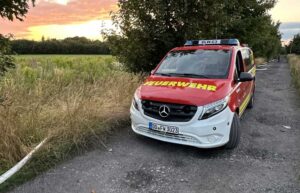 Feuerwehr Fahrzeug auf einem Feldweg