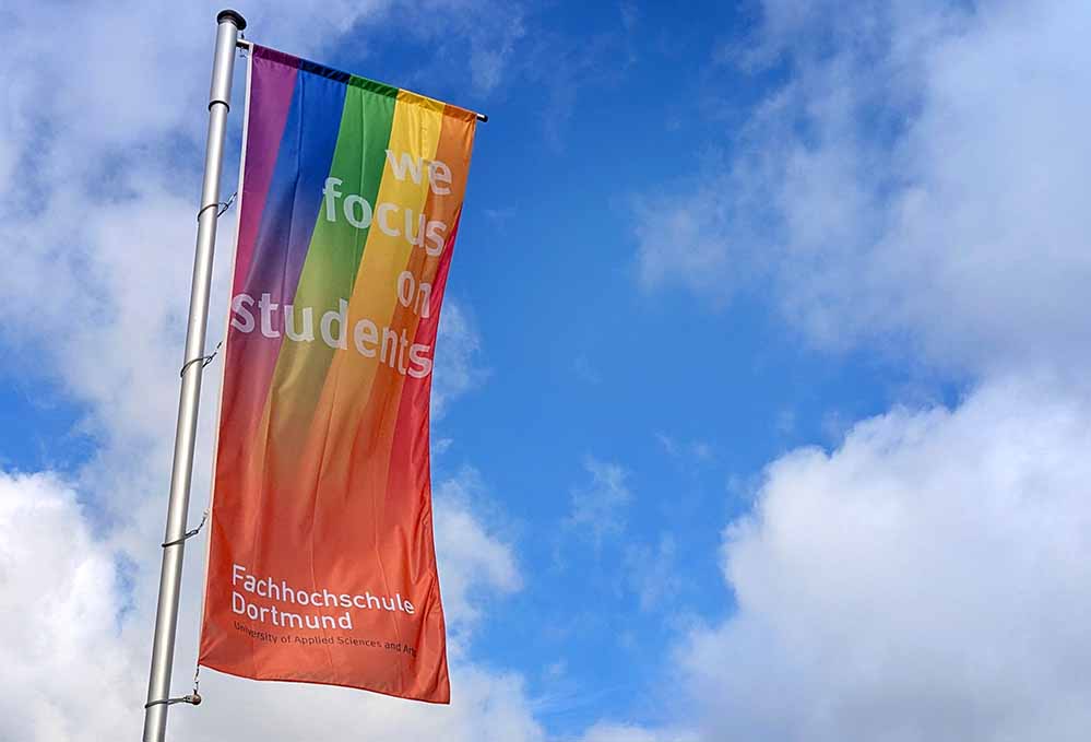 Eine Regenbogenfahne weht über dem Campus.