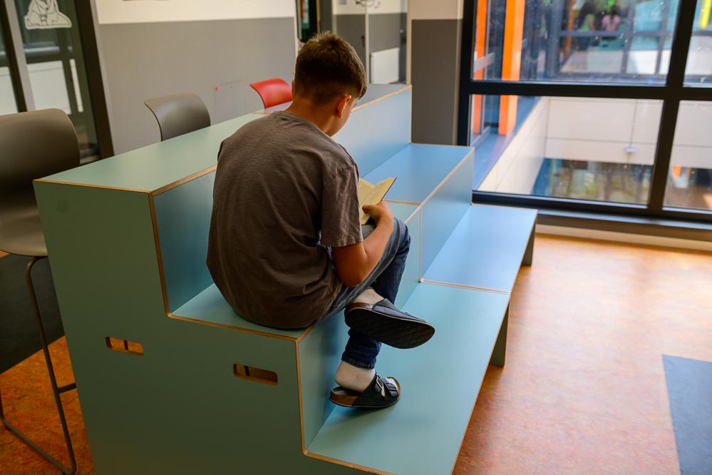 Bild zeigt Schüler auf der flexiblen Schulbank