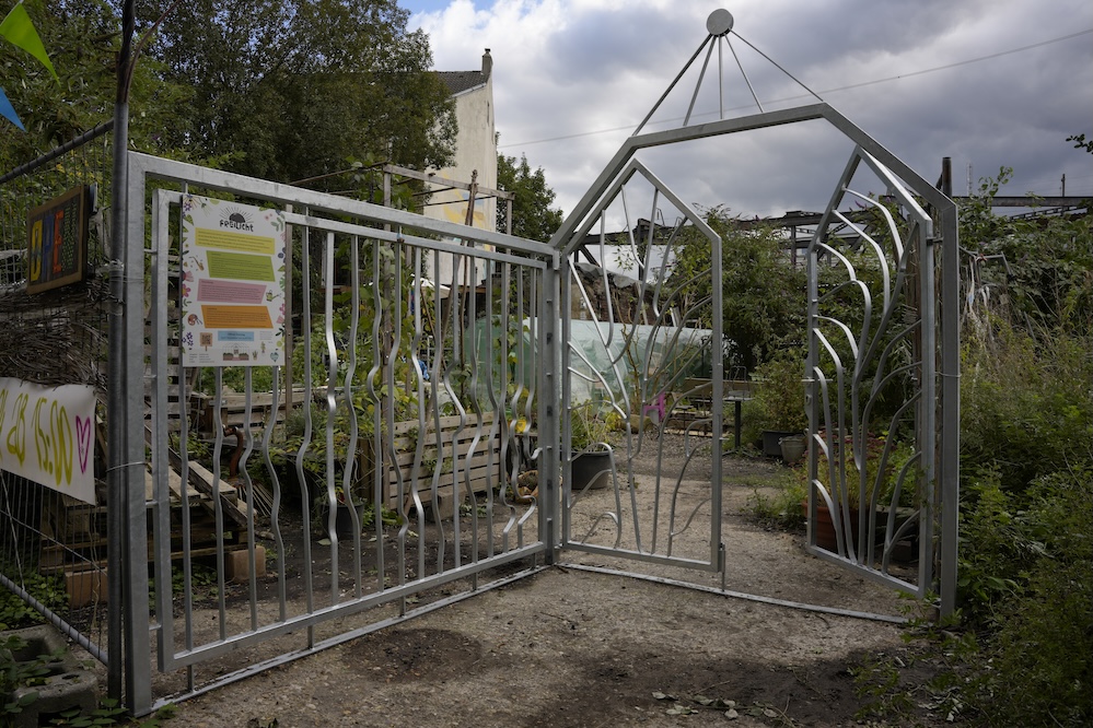 Filigranes Stahltor zu einem Garten