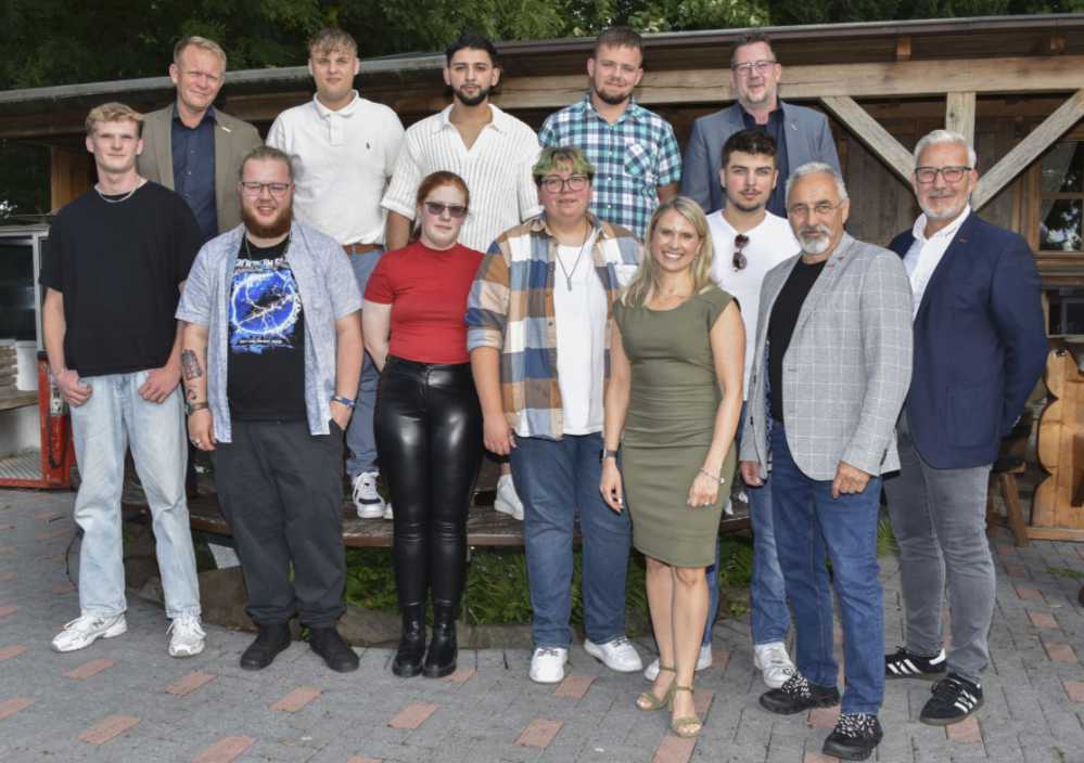 Gruppenfoto der Absolvent:innen mit Obermeister Achim Kluwe und Lehrlingswartin Annabel Stadler. 