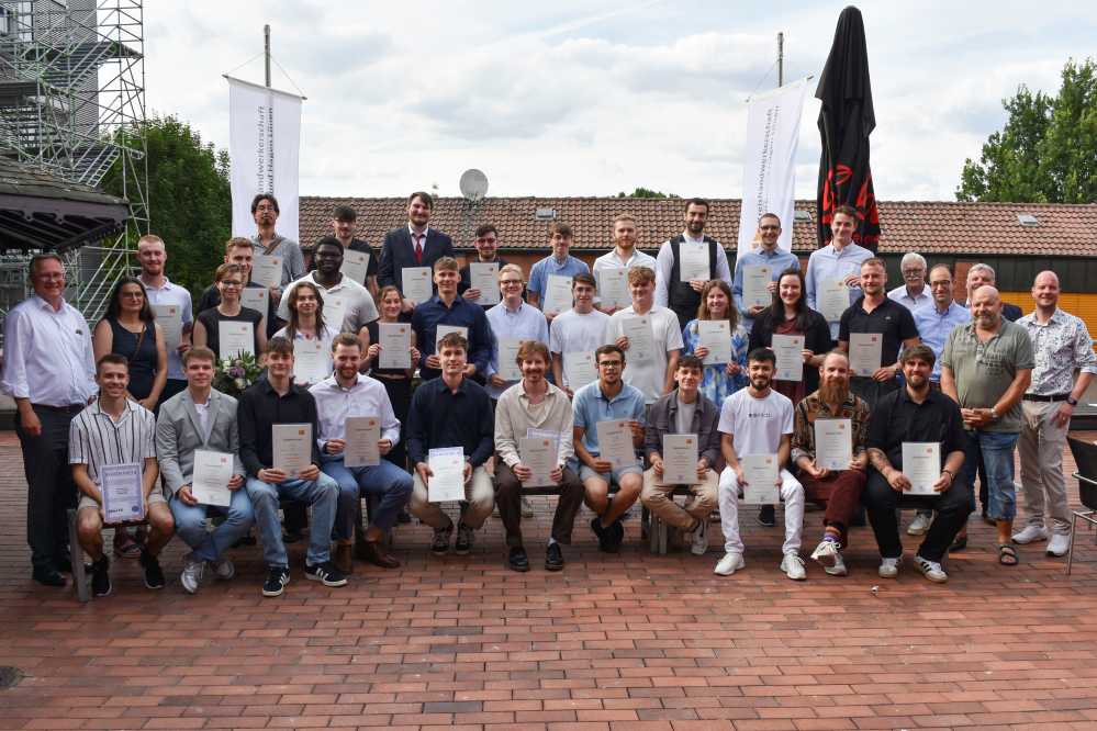 Gruppenfoto der Tischler-Gesellinnen und -Gesellen.