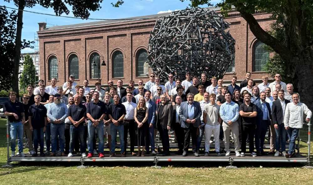 Gruppenbild der Absolventinnen und Absolventen mit den Ausbildern der HWK Dortmund.