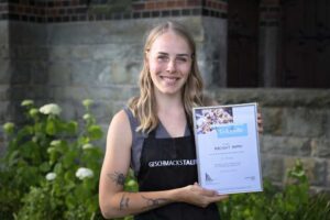 Lillian Weschke präsentiert Urkunde
