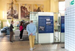 Blick in die Ausstellung „Glanz und Gloria?“