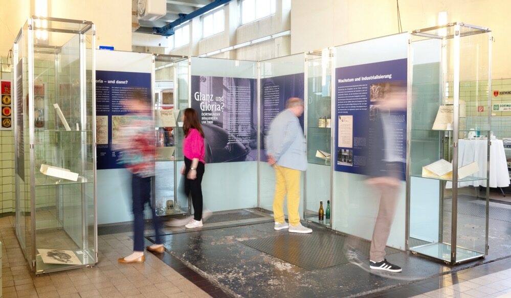 Blick in die Ausstellung „Glanz und Gloria?“