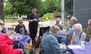 Gruppe von Menschen sitzt auf der Terrasse