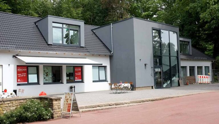 Längliches Gebäude mit gläsernem Treppenhaus