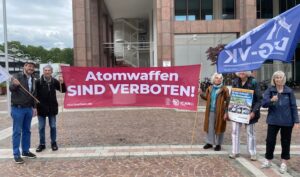 Fahne: Atomwaffen sind verboten!
