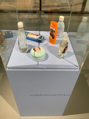 Ausstellung von „Buttney Reactions".