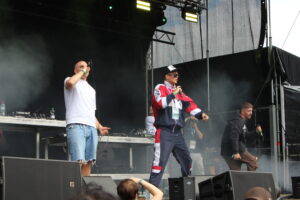 Rapper Tari.Ferrari und Yako OK auf der Bühne beim Juicy Beats 2025