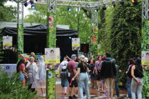 Im Regen tanzende Besucher:innen des Juicy Beats 2025