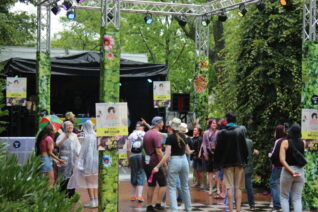 Im Regen tanzende Besucher:innen des Juicy Beats 2025