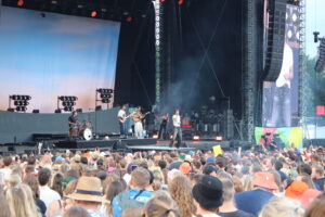 Sänger Zartmann singt vor vielen Besucher:innen auf der Mainstage