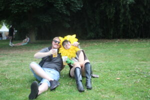 Besucher:innen auf einer Wiese beim Juicy Beats 2025