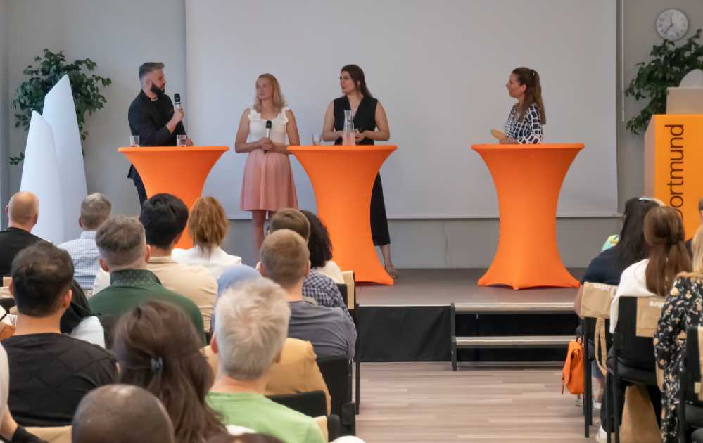 Talk Runde auf der Bühne.