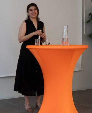 Niusha Karimi auf der Bühne.