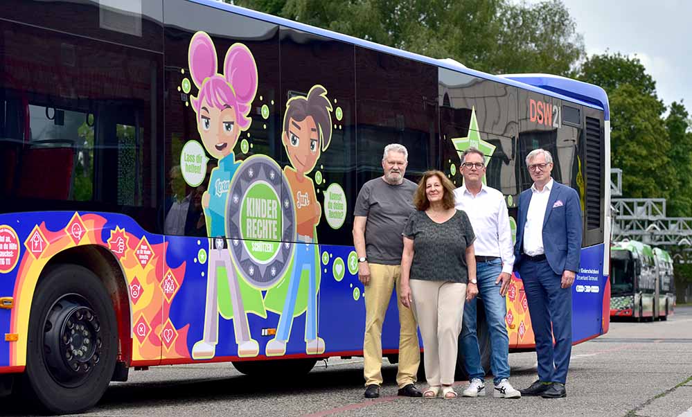 Gruppenfoto vor dem Bus