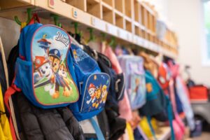 Blick in den Eingangsbereich einer Kita.