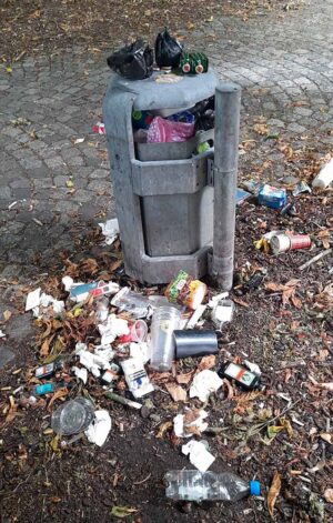 Überquellender Müllimer