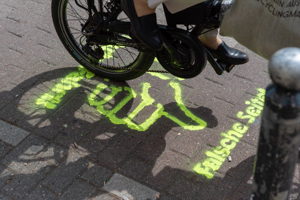 Ein Fahrrad fährt über das Daumen Joch-Logo