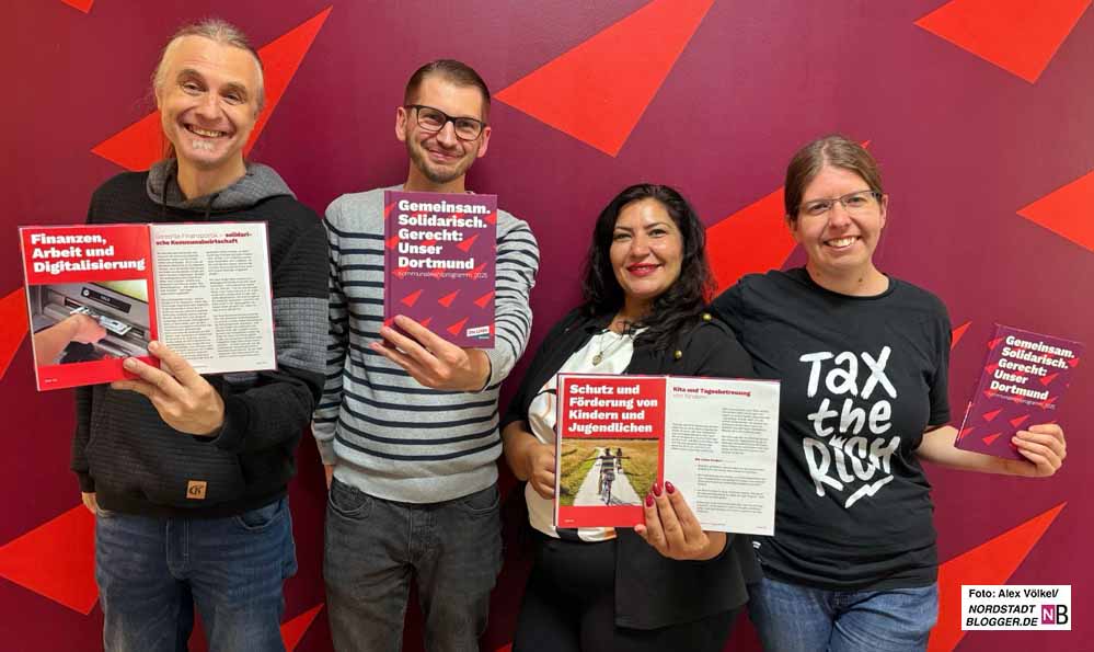 Gruppenfoto mit Wahlprogrammen