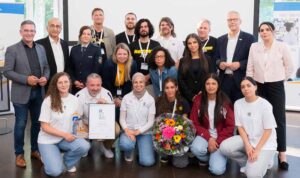 Gruppenfoto der Preisträger und Honoratioren