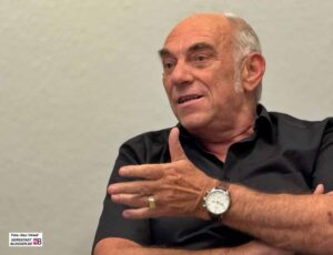 Der scheidende Chef gestikulierend im Interview