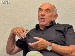 Der scheidende Chef gestikulierend im Interview