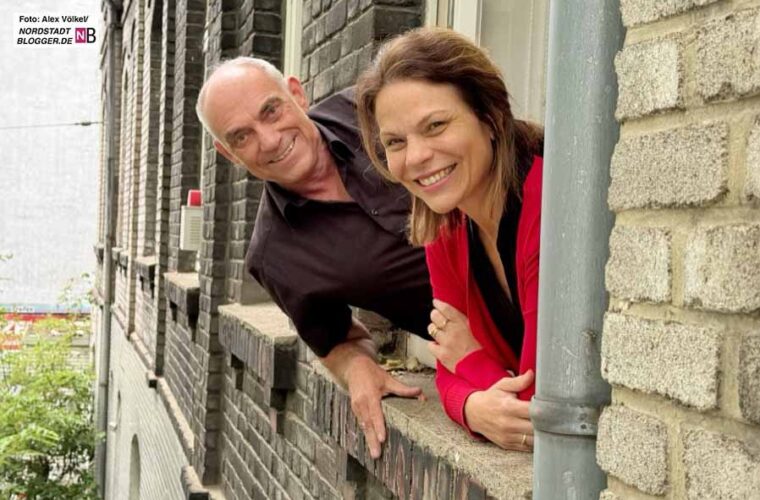 Die beiden schauen aus dem Fenster