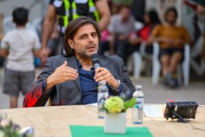 Bild zeigt den spanischen Journalisten Juan Moreno beim Format Pentagon auf dem Nordmarkt in Dortmund