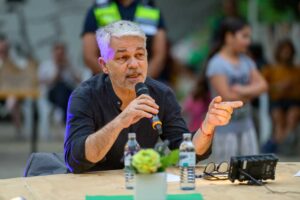 Bild zeigt Prof. Dr. Carlo Antonio Masala von der Universität der Bundeswehr bei der Diskussion im Format Pentagon zur Einführung des Gastarbeiterdenkmals