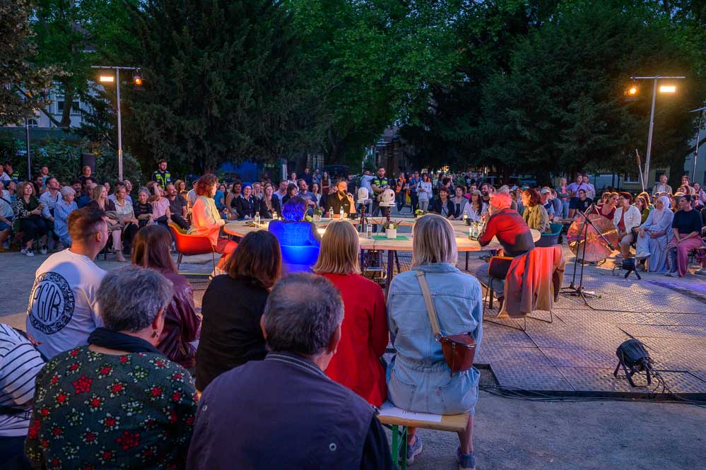 Blick auf das Publikum und die Diskussionsrunde auf dem Nordmarkt