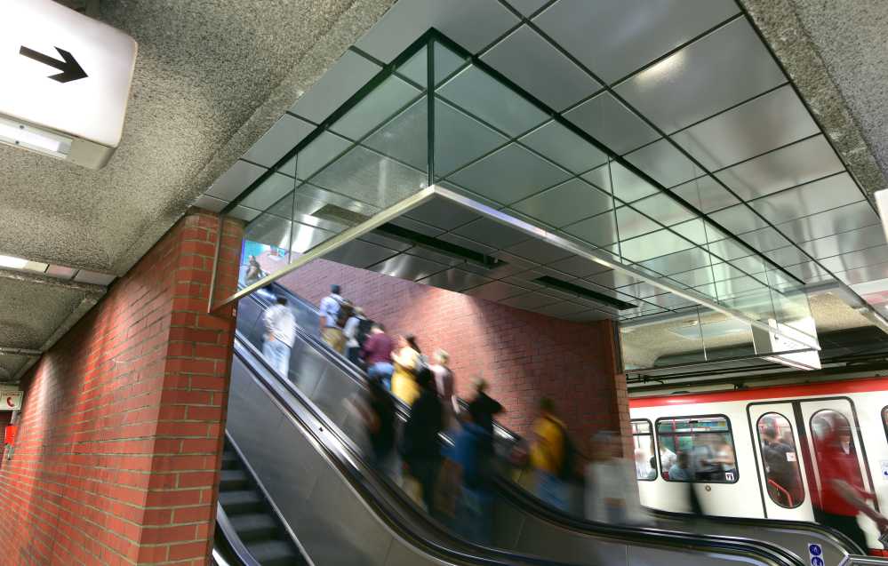 Die gläsernen Rauschürze in der Stadtbahn-Haltestelle Stadtgarten.