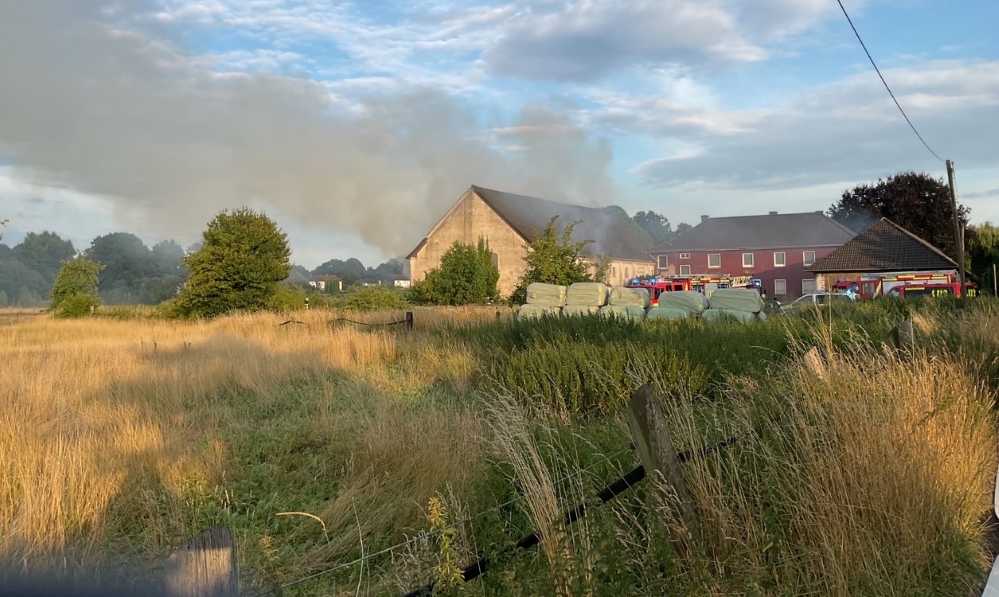 Feuerwehrfahrzeuge vor der Scheune