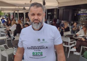 Mithat Bibic vor dem Cafe Bernstein.