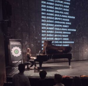 Projektion begleitet von einer Klavier Darbietung bei der Gedenkveranstaltung.