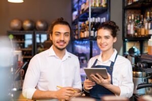 Studierende arbeiten in einer Bar.
