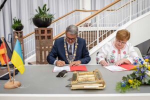 Thomas Westphal und Halyna Shymanska unterzeichnen die Partnerschaftsurkunde.