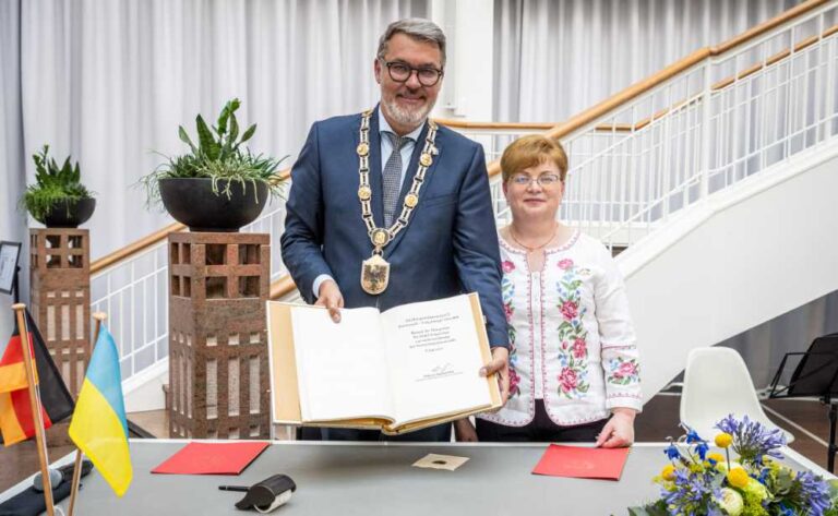 Halyna Schymanska, kommissarisches Stadtoberhaupt von Schytomyr, trug sich ins Goldene Buch der Stadt Dortmund ein