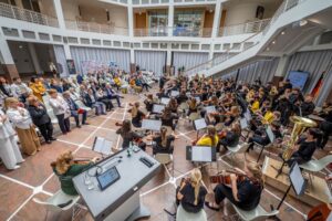 Jugendliche der Partnerstädte beim musizieren im Rathaus.