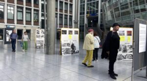Besucher in der Ausstellung der Berswordthalle.