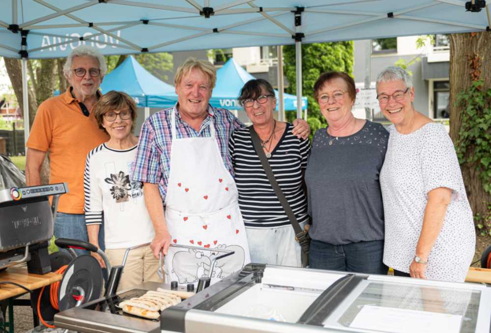 Besucher:inne des Sommerfestes