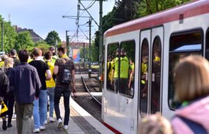 Fans stehen am Bahnsteig einer U-Bahn