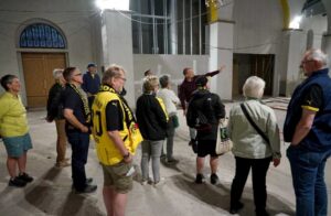 Besuchergruppe in der Kirche