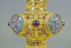 Heiligendarstellungen an einem Kelch der St. Apostel-Kirche.
