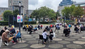 Teilnehmende auf dem Opernvorplatz