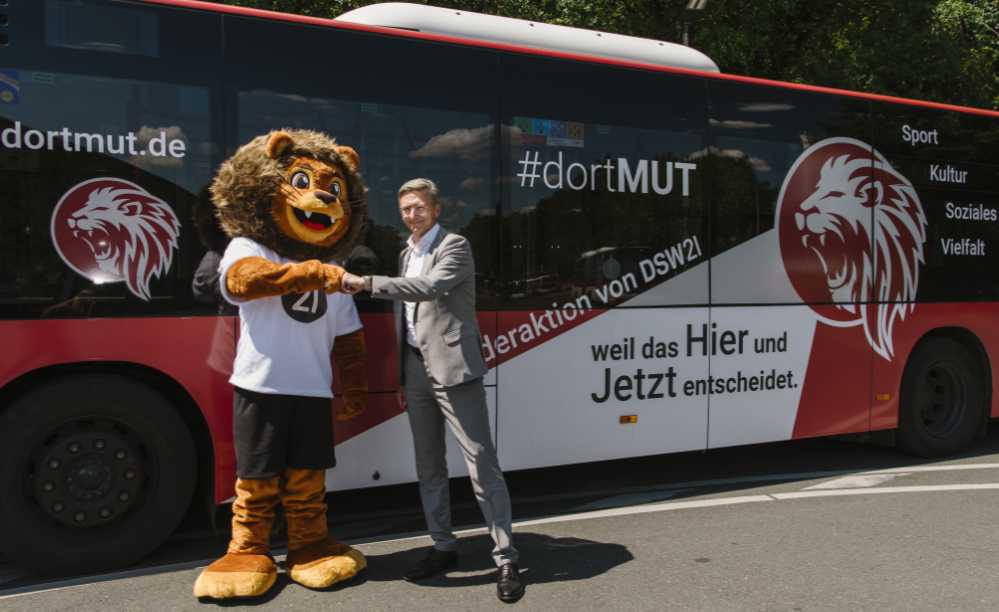 DSW21-Vorstandsvorsitzender Jörg Jacoby mit Maskottchen Kim